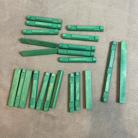 Vintage Lincoln Logs Lot of 22 Green Building Blocks Parts 2 and 3 Notch - Picture 1 of 3
